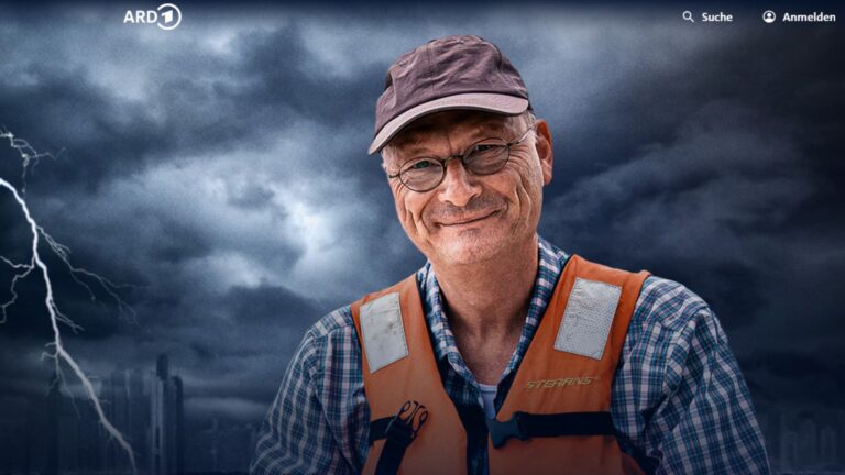 Sven Plöger steht vor dunklem Gewitterhimmel – Warnung vor Extremwetter und Aufruf zur Energiewende.
