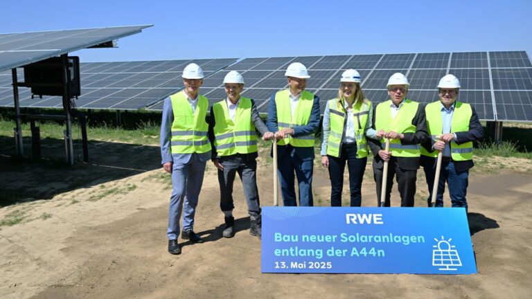 Gruppenfoto vor Solarprojekt: Harald Zillikens, Dr. Lars Kulik, Frank Rock, Katja Wünschel, Hans-Jürgen Petrauschke, Sascha Solbach