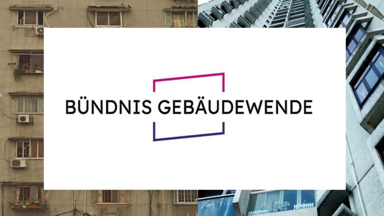 Logo des Bündnisses Gebäudewende mit altem unsanierten und modernisiertem Gebäude im Hintergrund