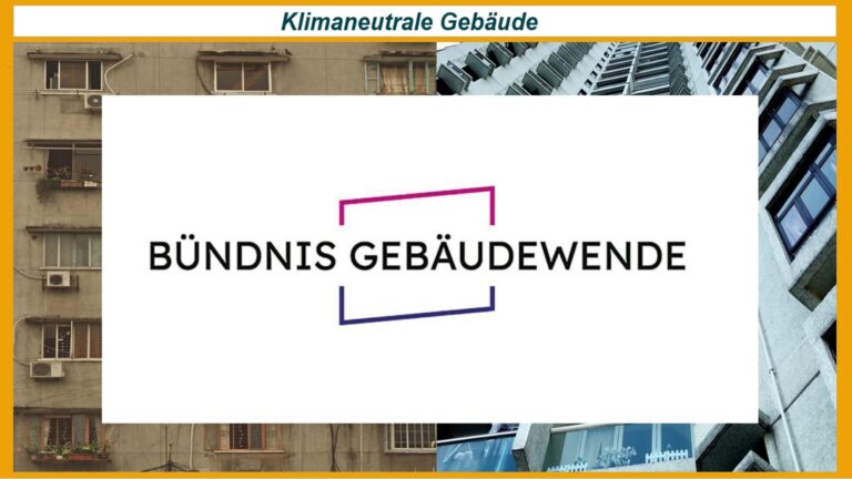 Logo des Bündnisses Gebäudewende mit altem unsanierten und modernisiertem Gebäude im Hintergrund