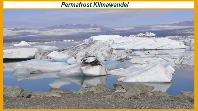 Schwimmende Eisbrocken im arktischen Meer – Symbol für Klimawandel und notwendige Energiewende mit Photovoltaik.