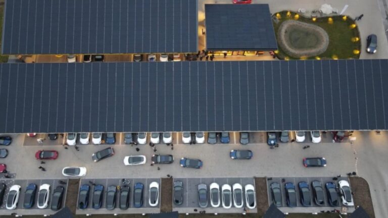 Luftaufnahme des Ladeparks Seed & Greet mit zahlreichen Ladepunkten und Solaranlagen in Hilden.