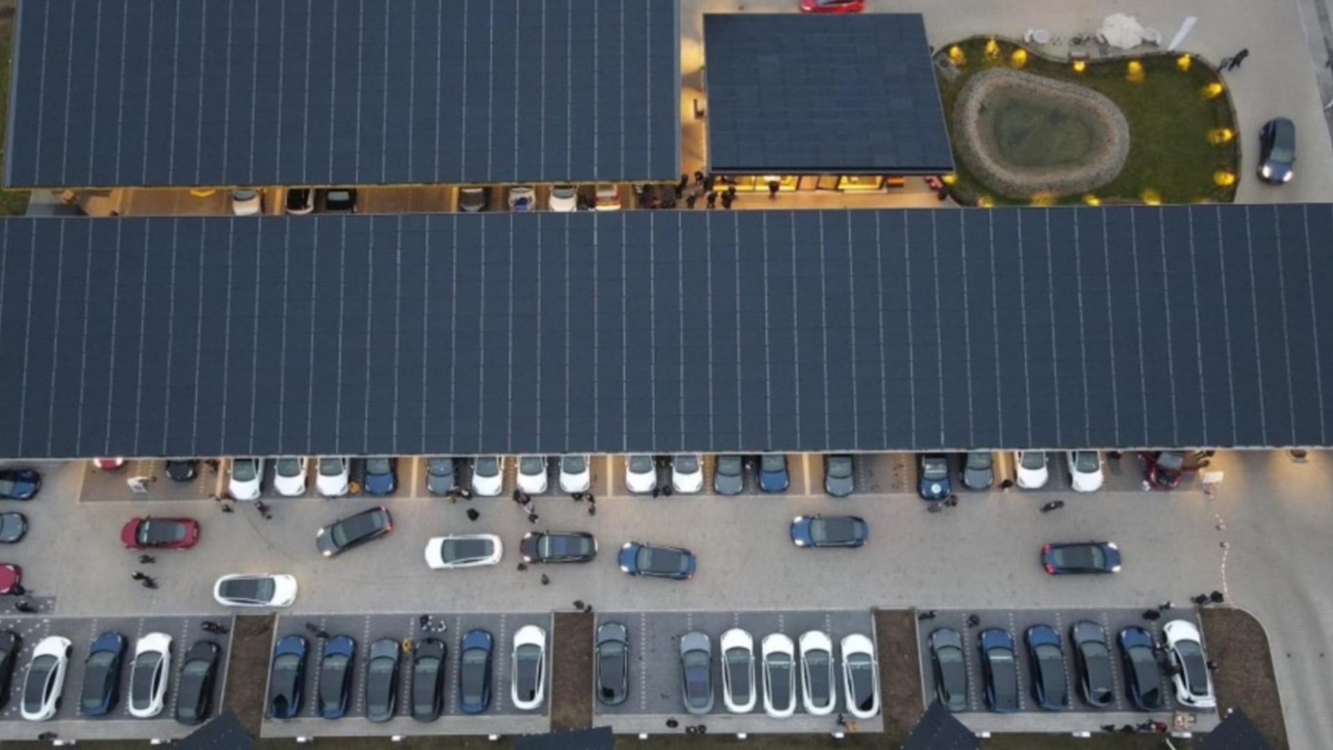 Luftaufnahme des Ladeparks Seed & Greet mit zahlreichen Ladepunkten und Solaranlagen in Hilden.