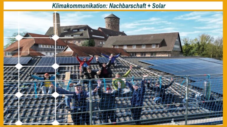 Engagierte Menschen montieren Solarmodule bei einer Mitmach-Baustelle auf einem Dach für die Energiewende.