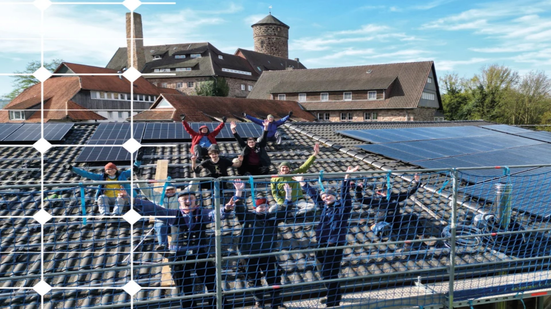 Engagierte Menschen montieren Solarmodule bei einer Mitmach-Baustelle auf einem Dach für die Energiewende.