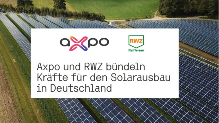 Logos von Axpo und RWZ vor einem Solarpark – Partnerschaft für den Photovoltaik-Ausbau im ländlichen Raum