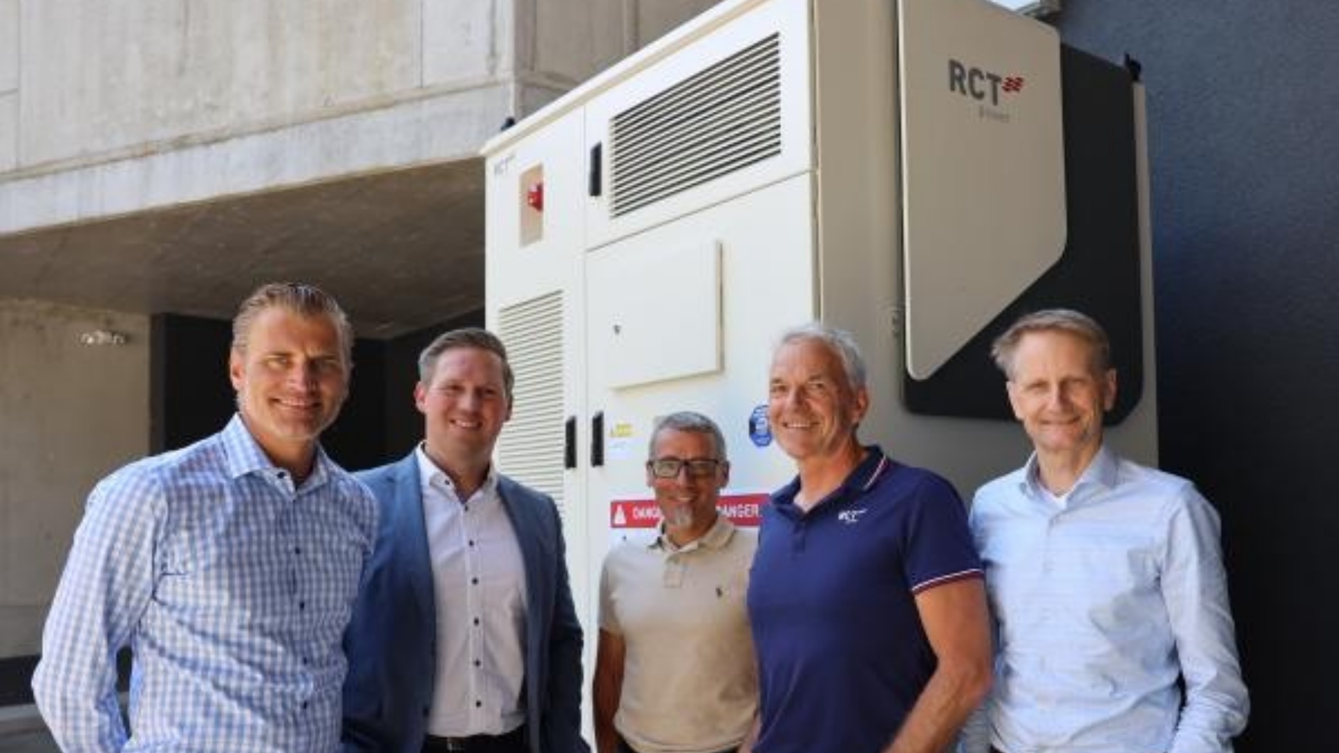 Gruppenfoto vor dem kompakten Batteriespeicher von RCT Power GmbH am Schwaketenbad in Konstanz.