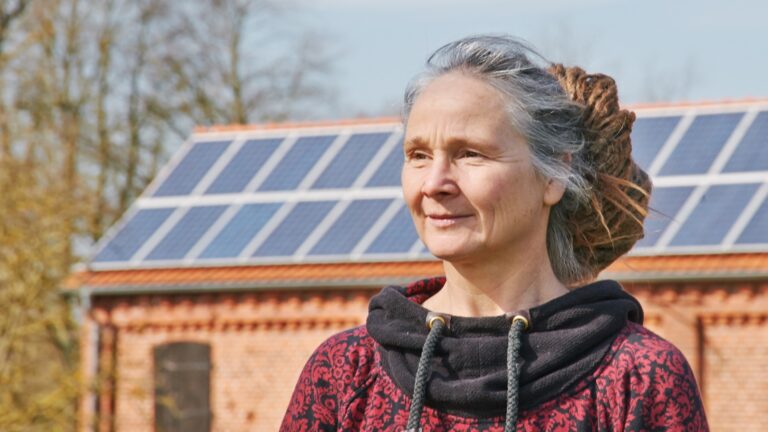 Berit Müller von der DGS engagiert sich für eine gemeinschaftlich gestaltete Energiewende mit Solarenergie.