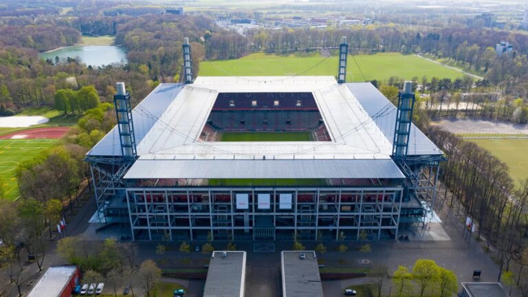 Luftaufnahme des RheinEnergieSTADIONs in Köln, bald mit großflächiger Photovoltaik-Anlage auf dem Dach.