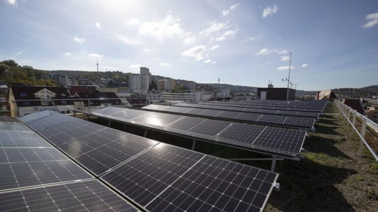 Stuttgarter Amt für Umweltschutz mit Photovoltaikanlage auf dem Dach – Teil der städtischen Solaroffensive.