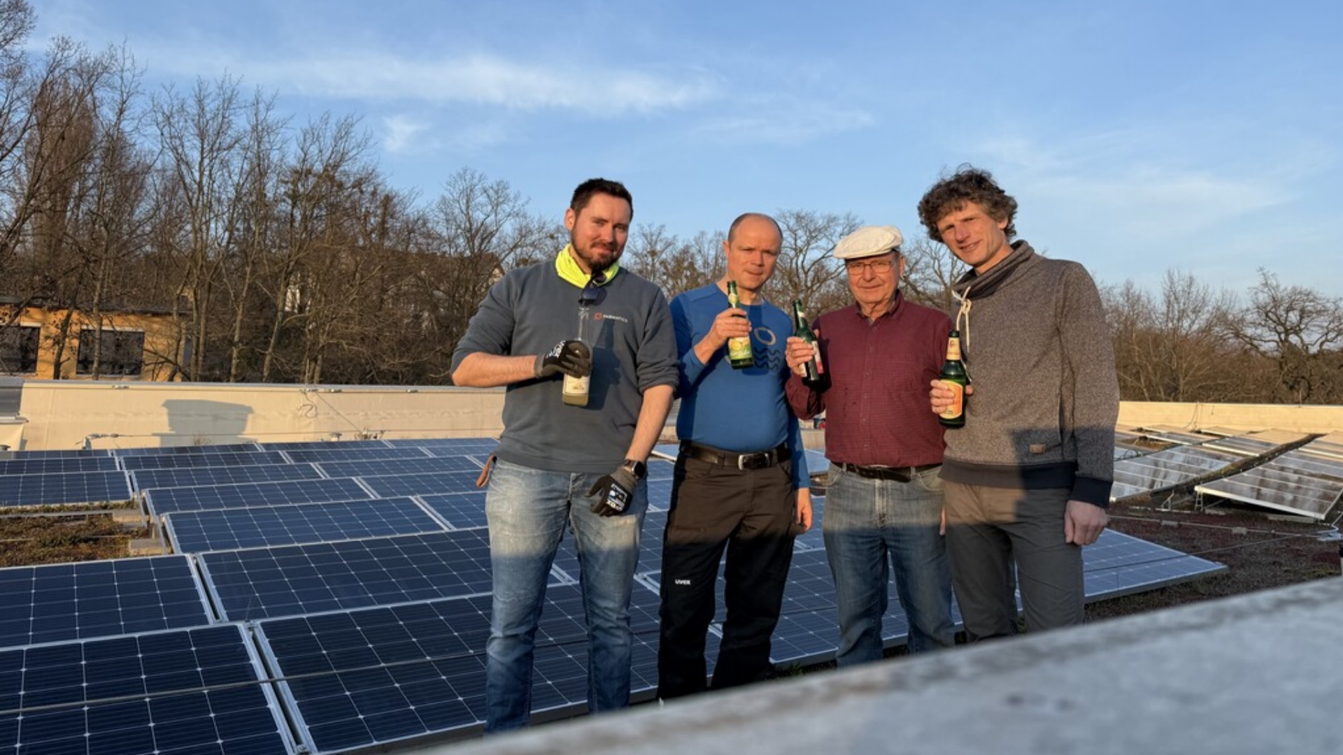 Mitglieder der Energiegenossenschaft egNEOS haben Photovoltaikmodule einer Solaranlage auf einem Schuldach gereinigt.