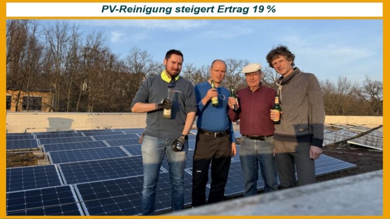 Mitglieder der Energiegenossenschaft egNEOS haben Photovoltaikmodule einer Solaranlage auf einem Schuldach gereinigt.