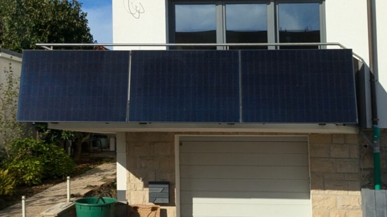 Balkonkraftwerk mit Solarmodulen als Teil der Energiewende auf einem modernen Stadtbalkon installiert.