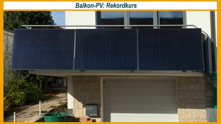 Balkonkraftwerk mit Solarmodulen als Teil der Energiewende auf einem modernen Stadtbalkon installiert.