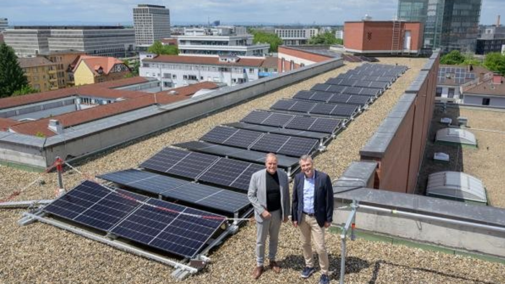 Oberbürgermeister Eckart Würzner und Klaus Pawlowski präsentieren eine neue Photovoltaikanlage in Heidelberg.