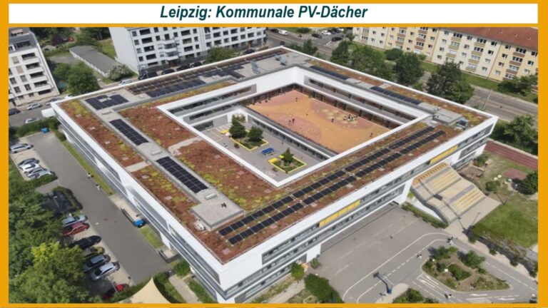 Drohnenaufnahme der neuen Photovoltaikanlage auf dem Dach der Kurt-Masur-Schule in Leipzig.