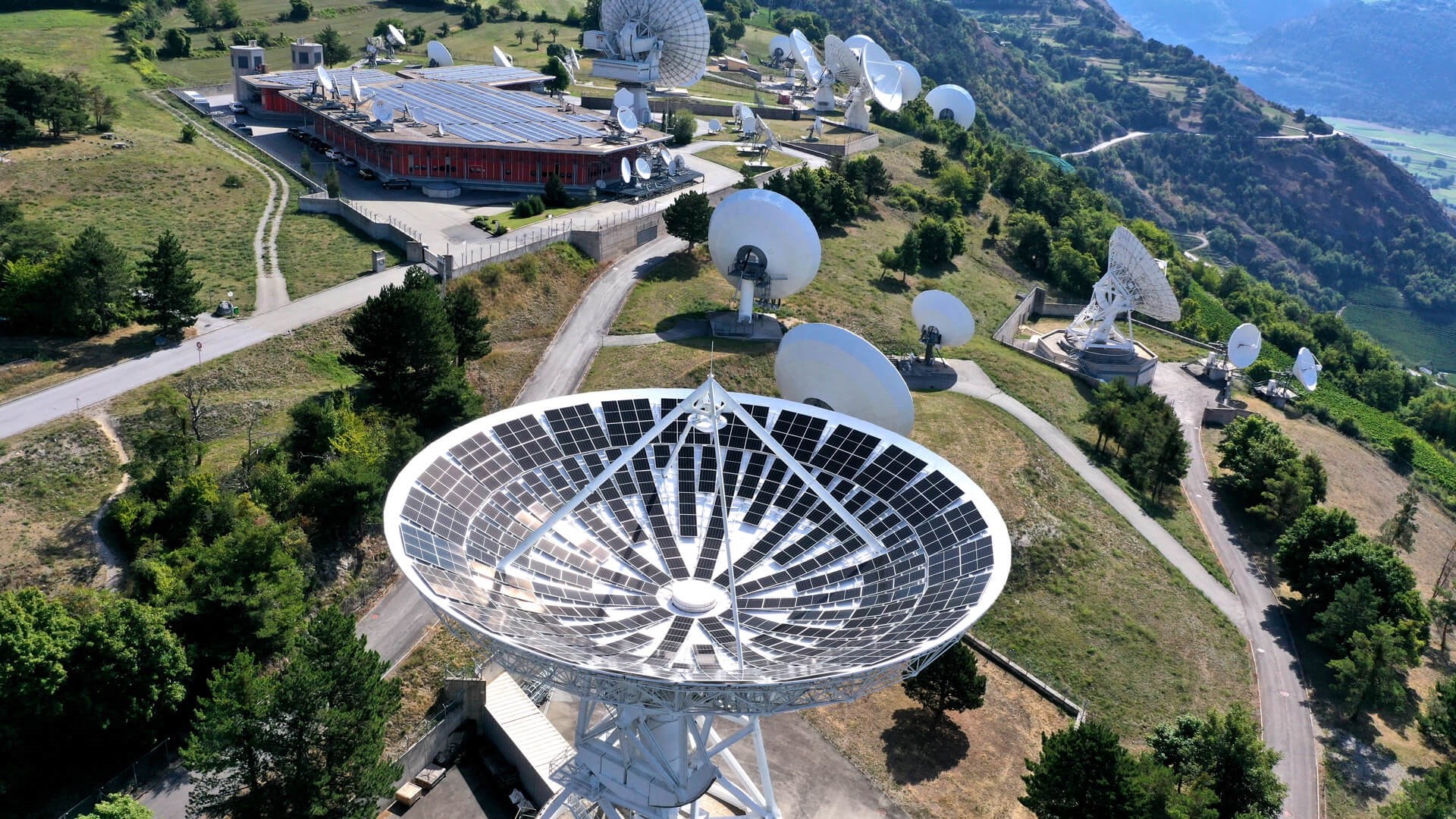 Luftaufnahme einer innovativen Photovoltaikanlage auf umgebauten Satellitenschüsseln.