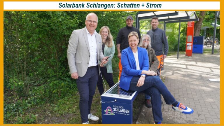 Bürgermeister Marcus Püster, Michael Zans und Iris Brockmeier bei der Einweihung der Solarbank in Schlangen.