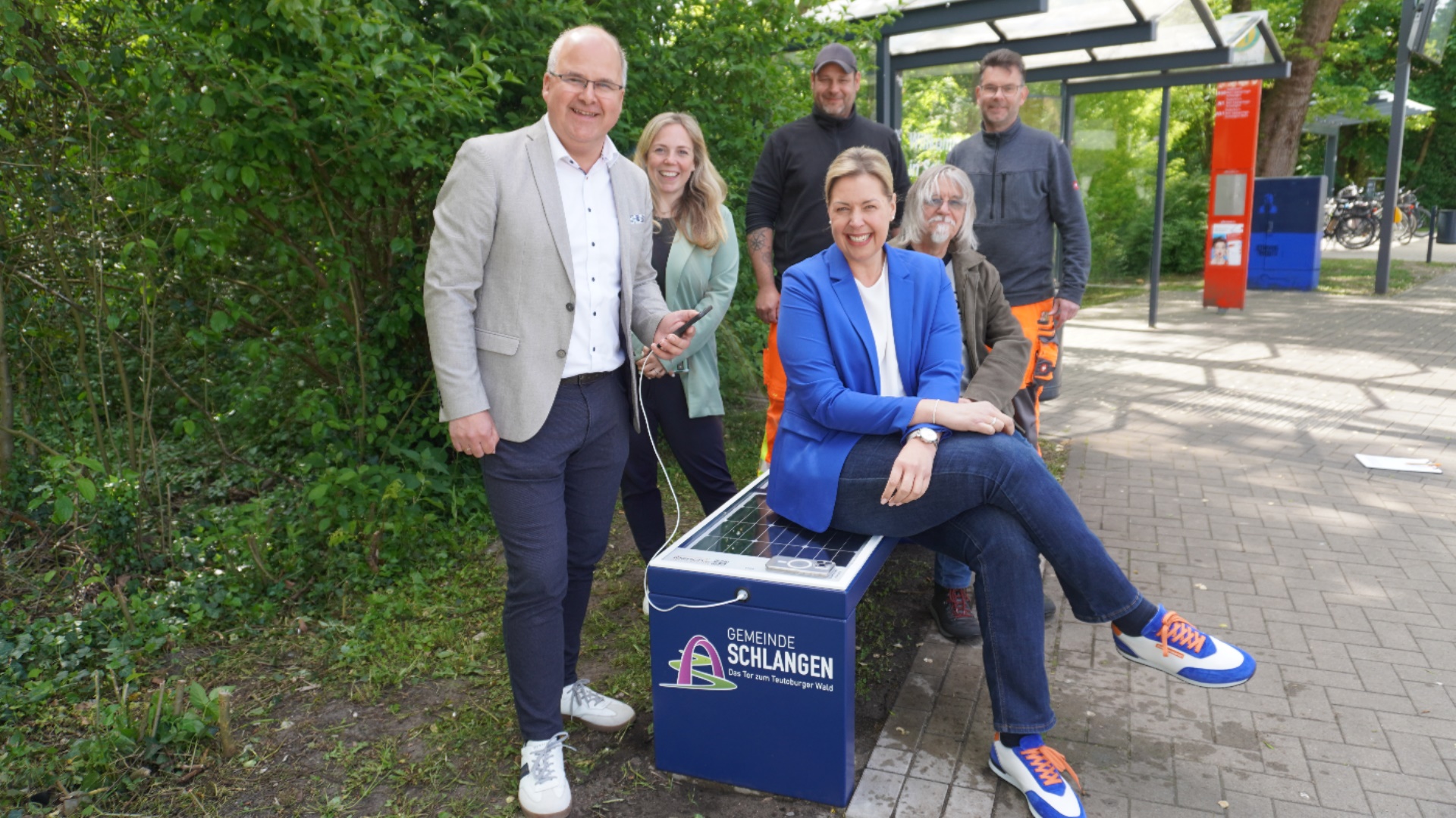 Bürgermeister Marcus Püster, Michael Zans und Iris Brockmeier bei der Einweihung der Solarbank in Schlangen.