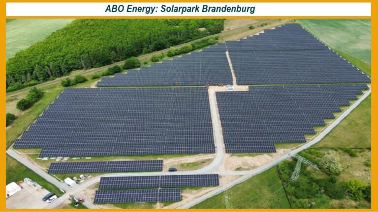 Luftaufnahme des neuen Solarparks Treuenbrietzen in Brandenburg mit Tausenden Photovoltaik-Modulen.