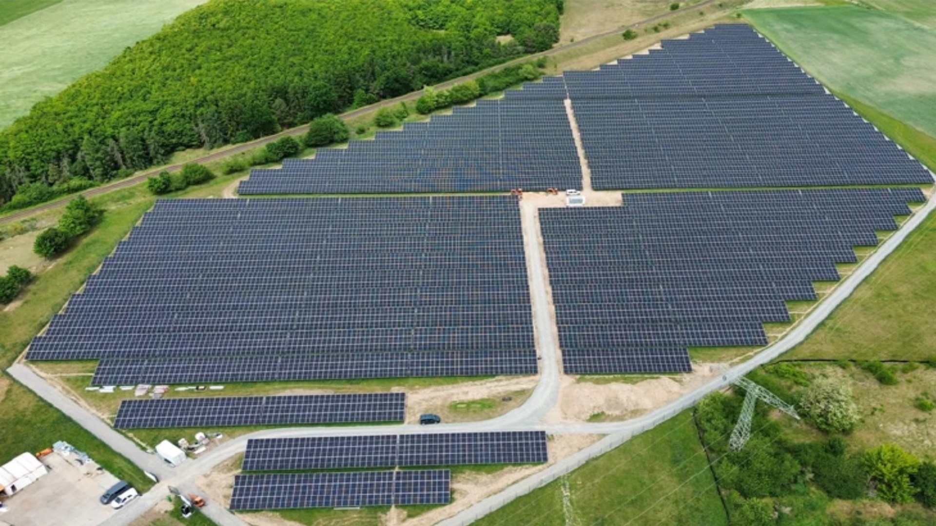Luftaufnahme des neuen Solarparks Treuenbrietzen in Brandenburg mit Tausenden Photovoltaik-Modulen.