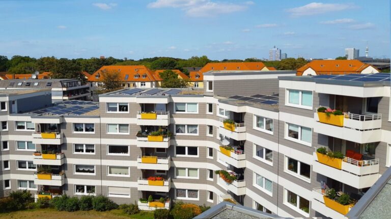 Wohnanlage mit Photovoltaikanlage als Symbolbild für Mieterstrom und Energiewende in Städten.