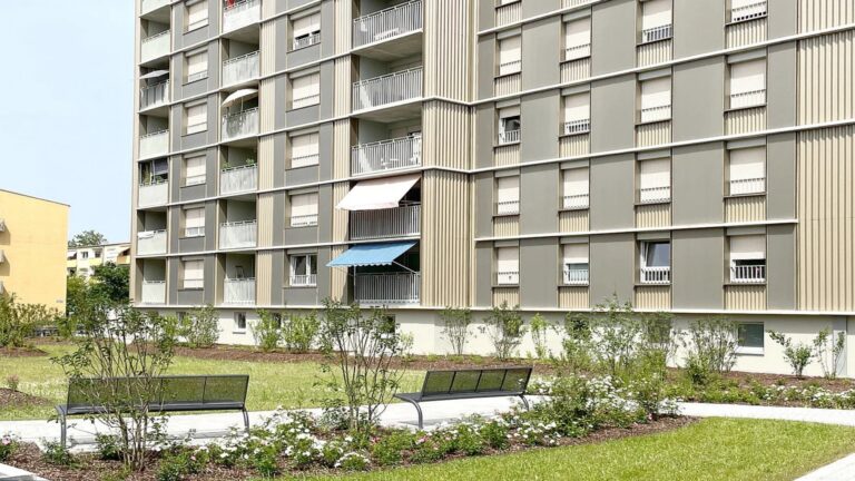Photovoltaik-Fassade eines sanierten Wohnhochhauses in Regensburg mit architektonisch integrierter Solartechnik
