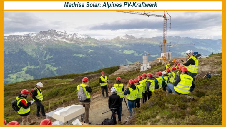 Michael Roth präsentiert das alpine Solarkraftwerk Madrisa Solar vor Baustelle in den Bergen
