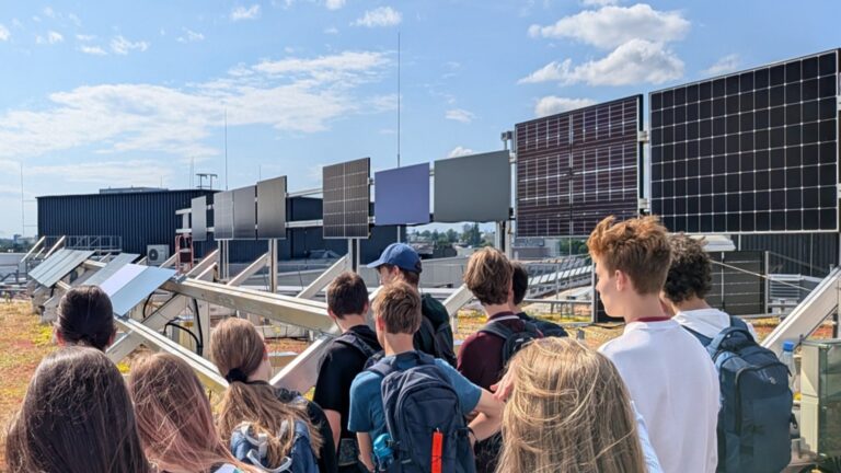 Die Gewinnerinnen und Gewinner des Sonderpreises „Energiewende und Klimaschutz“ vor Photovoltaik-Modellanlagen.