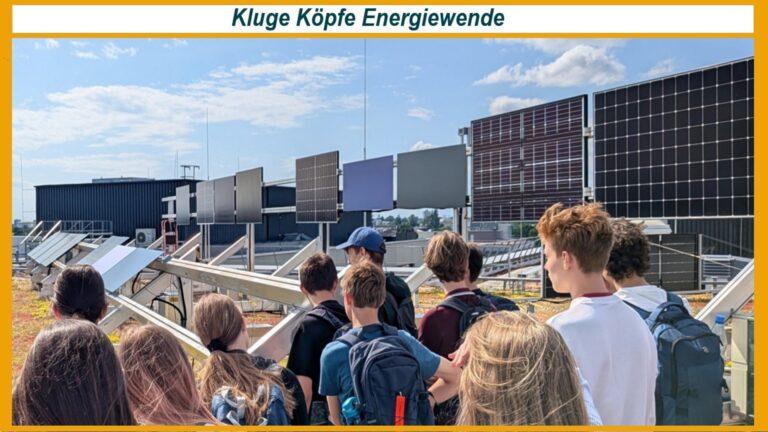 Die Gewinnerinnen und Gewinner des Sonderpreises „Energiewende und Klimaschutz“ vor Photovoltaik-Modellanlagen.