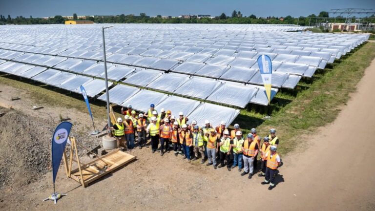 Team der Leipziger Stadtwerke vor Solarthermieanlage zur nachhaltigen Wärmeerzeugung mit Solarenergie.