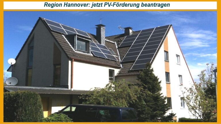 Eigenheim mit Photovoltaik-Anlage auf dem Dach, Symbol für Energiewende und solare Eigenstromerzeugung.