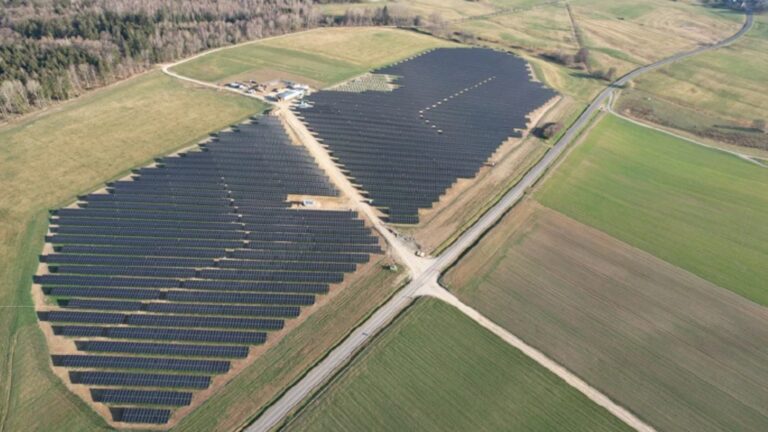 Blick auf den fast fertiggestellten Solarpark Lommersum mit großflächigen Photovoltaik-Modulen auf Freifläche.