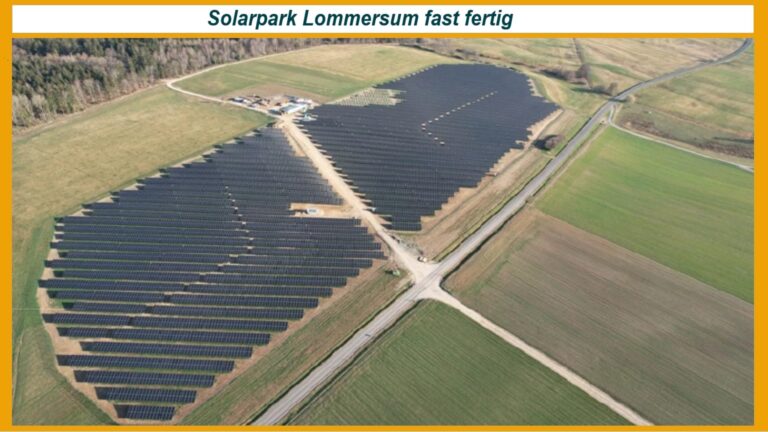 Blick auf den fast fertiggestellten Solarpark Lommersum mit großflächigen Photovoltaik-Modulen auf Freifläche.