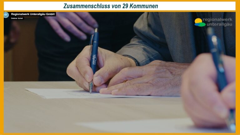 Hände bei der Unterzeichnung des Vertrags zum Regionalwerk Unterallgäu für Solar- und Energiespeicherprojekte.