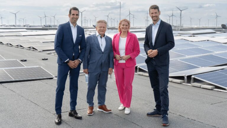 Gruppenfoto vor Europas zweitgrößter Dach-Photovoltaikanlage in Zurndorf – ein Leuchtturmprojekt der Energiewende.