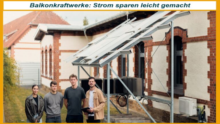 Studierende der Hochschule Bielefeld stehen vor einem Balkonkraftwerk und präsentieren die Photovoltaik-Anlage.