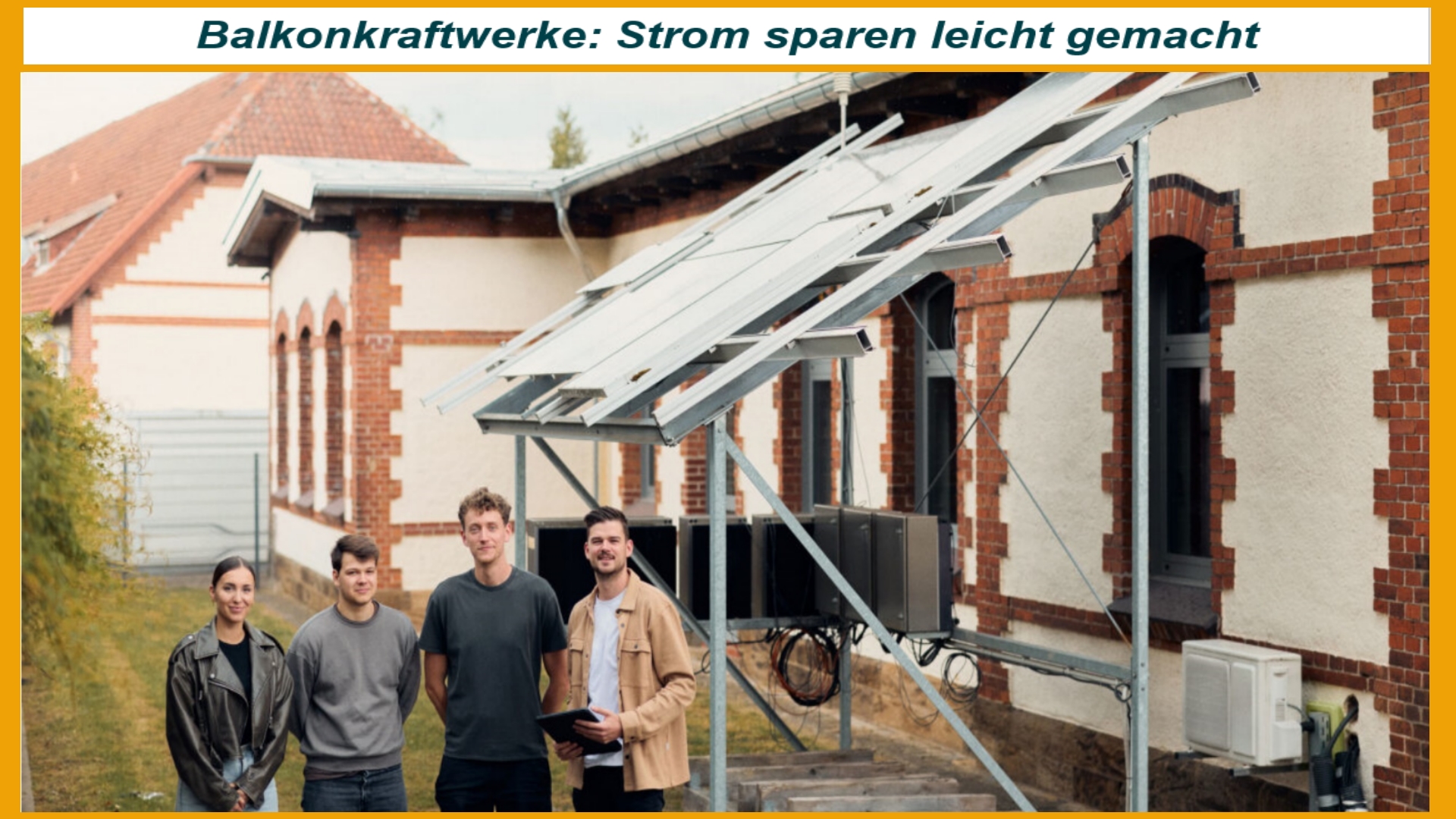 Studierende der Hochschule Bielefeld stehen vor einem Balkonkraftwerk und präsentieren die Photovoltaik-Anlage.