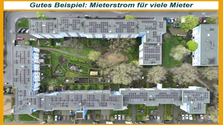 Dach der Mieterstrom-PV-Anlage in Monheim mit installierten Photovoltaik-Modulen.