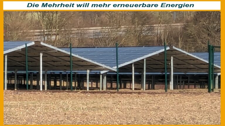Symbolbild eines Solarparks mit Solarmodulen unter Sonnenschein, stellvertretend für Photovoltaik und Energiewende.
