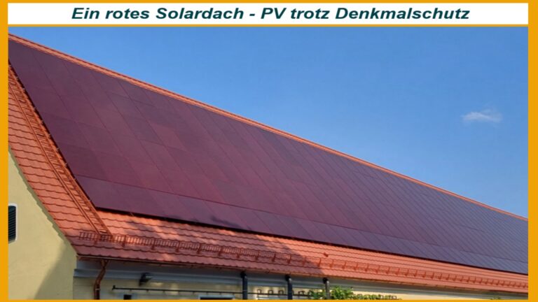 Ziegelrote Photovoltaik-Module auf dem Dach des historischen Schloss Blumenthal