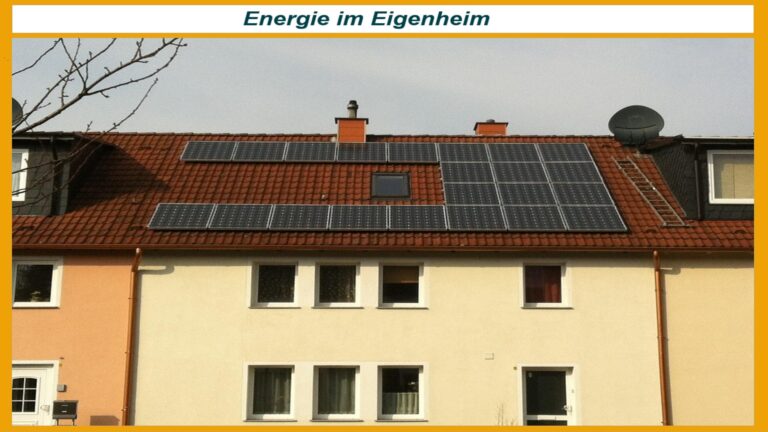 Ein modernes Wohnhaus mit Photovoltaikanlage auf dem Dach, Sonnenschein und Symbol für Energiewende und Energiespeicher.