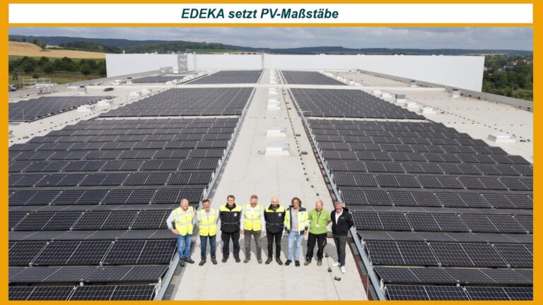 Führungsmannschaft von EDEKA Minden-Hannover steht auf dem Dach der größten Photovoltaik-Anlage am Logistikstandort Lauenau.