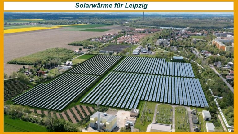 Luftaufnahme der größten Solarthermie-Anlage Deutschlands in Leipzig-Lausen, Photovoltaik- und Solarflächen umgeben von naturnaher Bewirtschaftung.