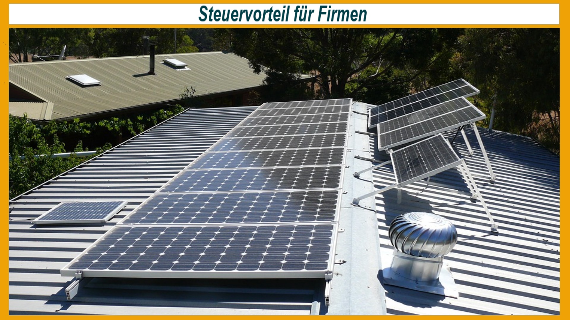 Symbolfoto einer Photovoltaikanlage auf einem Firmendach, die Strom erzeugt und mit Batteriespeichern die Energiewende unterstützt.