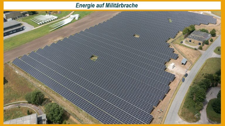 Das Bild zeigt ein großes Solarfeld auf einer ehemaligen Militärfläche. Die Photovoltaikmodule erstrecken sich über weite Flächen und markieren die Umwandlung historisch genutzter Gelände in Energieflächen.