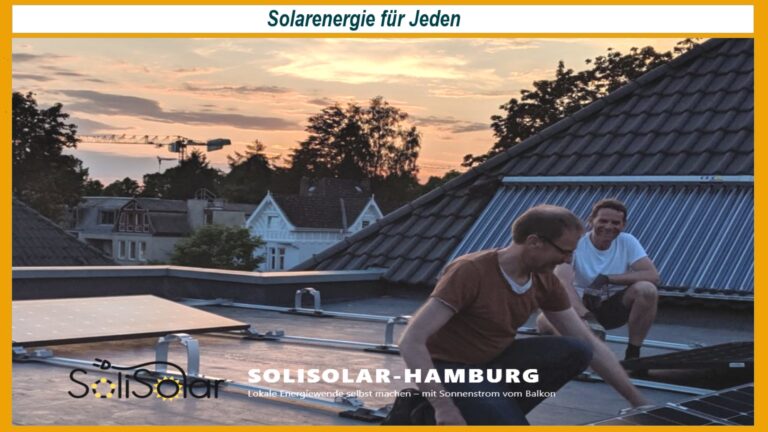 Aktive Mitglieder von SoliSolar-Hamburg montieren eine Photovoltaikanlage auf einem Dach. Im Vordergrund sind die Module zu sehen, im Hintergrund das Logo der Initiative. Das Bild zeigt gemeinschaftliches Engagement für die lokale Energiewende in Hamburg.