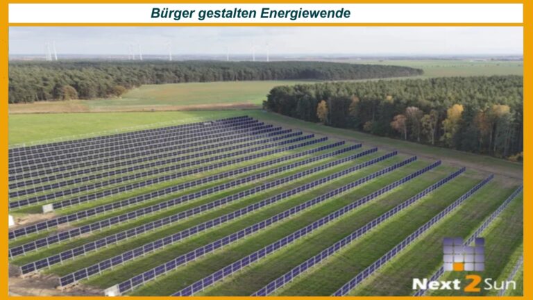 Die vertikale Agri-Photovoltaikanlage in Krauscha kombiniert Solarstromproduktion mit landwirtschaftlicher Nutzung. Bürgerinnen und Bürger haben sich über Crowdinvesting an dem Projekt beteiligt, das rund 500 Haushalte mit sauberem Strom versorgt und gleichzeitig die regionale Landwirtschaft unterstützt.
