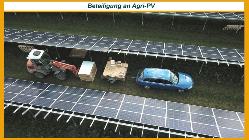 Symbolfoto einer Agri-PV-Anlage: Ein Trecker fährt zwischen den Solarmodulen hindurch. Die Anlage kombiniert Landwirtschaft und Solarstromproduktion, zeigt die doppelte Flächennutzung und veranschaulicht Bürgerbeteiligung sowie nachhaltige Energieerzeugung auf landwirtschaftlichen Flächen.
