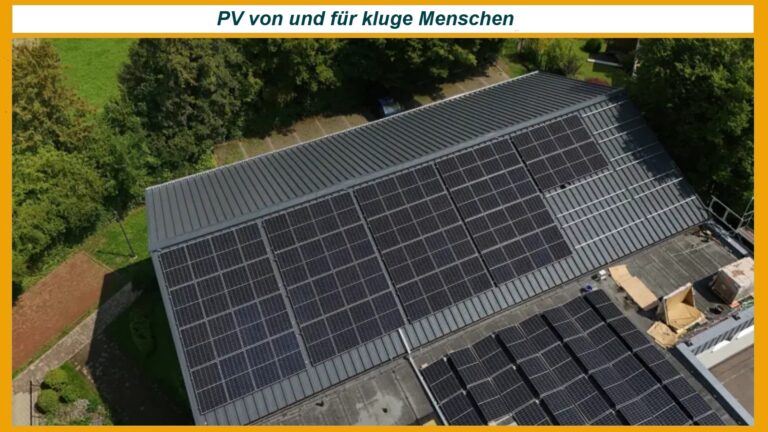 Draufsicht auf die Grundschule in Immendorf mit neu installierter Photovoltaikanlage, die Strom für kluge Köpfe liefert.